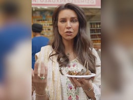 Celebrity Chef Sarah Todd Tastes Iconic Aam Papad Chaat In Amritsar, Watch Her Reaction Celebrity Chef Sarah Todd Tastes Iconic Aam Papad Chaat In Amritsar, Watch Her Reaction