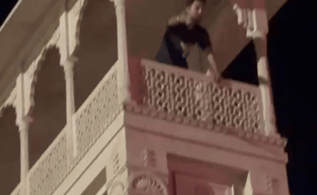 Video: शराब के नशे में खाटू श्यामजी के तोरणद्वार पर चढ़ा युवक, हाई वोल्टेज ड्रामे के बाद क्रेन से नीचे उतारा