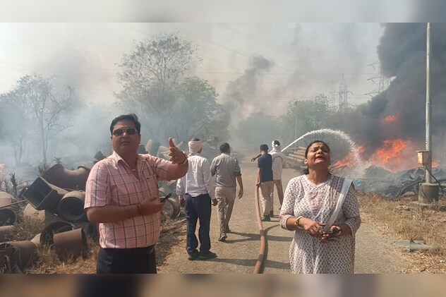 आग को बुझाने का प्रयास जारी आग को बुझाने का प्रयास जारी