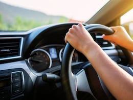 Driving with headphones : हेडफोन लावून कार चालवणं पडणार महागात; मोठा निर्णय घेण्याची शक्यता