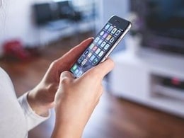 युवा महिलाओं में ज्यादा स्मार्टफोन इस्तेमाल करने से सोशल एंग्जाइटी का रिस्क ज्यादा बढ़ जाता है : अध्ययन युवा महिलाओं में ज्यादा स्मार्टफोन इस्तेमाल करने से सोशल एंग्जाइटी का रिस्क ज्यादा बढ़ जाता है : अध्ययन