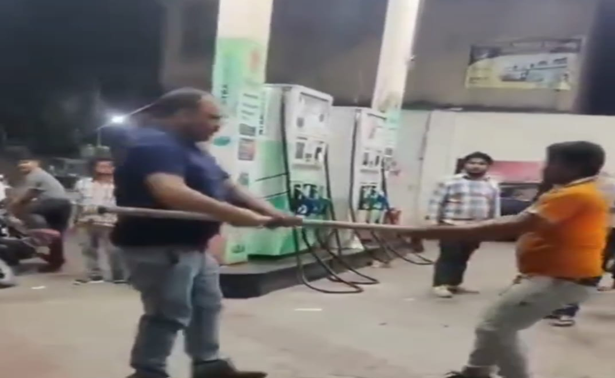 Viral Video: पेट्रोल पंप कर्मचारियों ने ग्राहकों पर बरसाए डंडे, धक्कामुक्की भी हुई, देखिए ग्वालियर का वीडियो