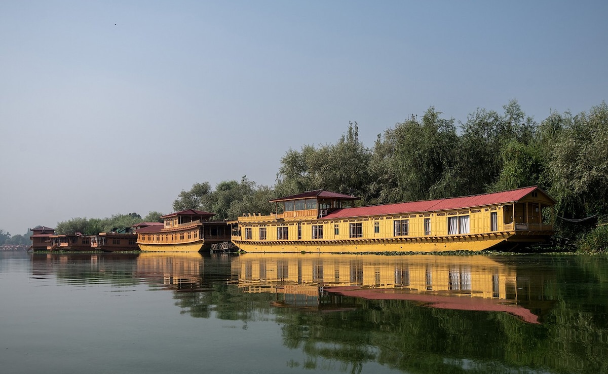 खाली हाउसबोट, सूने बाजार... खाड़ी की जंग से कश्मीर के पर्यटन का बुरा हाल