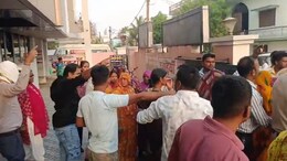 Nursing Home Negligence: पैर टूटने का हुआ ऑपरेशन, जान चली गई सांस फूलने से! परिजनों ने जमकर किया तोड़फोड़, जानें पूरा मामला