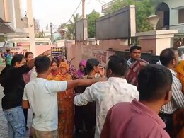 Nursing Home Negligence: पैर टूटने का हुआ ऑपरेशन, जान चली गई सांस फूलने से! परिजनों ने जमकर किया तोड़फोड़, जानें पूरा मामला Nursing Home Negligence: पैर टूटने का हुआ ऑपरेशन, जान चली गई सांस फूलने से! परिजनों ने जमकर किया तोड़फोड़, जानें पूरा मामला