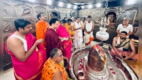 महाकाल गर्भगृह में नेताओं और VIP की एंट्री, आम भक्त रहते बाहर; हाईकोर्ट पहुंचा मामला; फैसला सुरक्षित