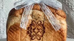 "Loaf At First Sight" - Couple Sends Customised Bread As Wedding Invitation, Internet Loves The Idea