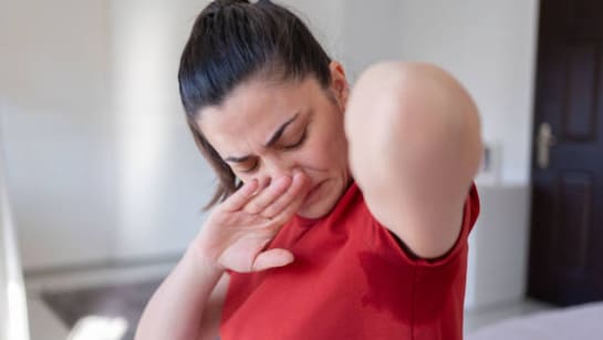कुछ लोगों के शरीर से क्यों आती है बदबू? डॉक्टर से जानें इस Body Odor को हमेशा के लिए कैसे दूर करें | Why do some people have such strong body odor