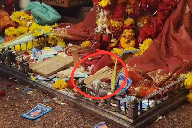 लकड़ी से बने छोटे-छोटे हाथ के हथेलियां 