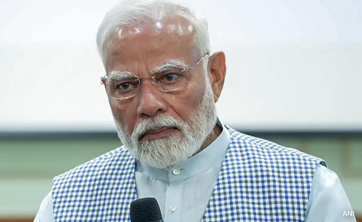 непосредствено след кацането във Варанаси премиерът Нарендра Моди в петък