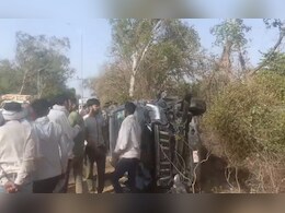 तेज रफ्तार कार टक्कर मारने के बाद पलटी, फिर बाइक सवारों को रौंदा; तीन की मौत