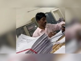 गजब है एमपी! चपरासी ने चेक की यूनिवर्सिटी एग्जाम की आंसर शीट, प्रिंसिपल और प्रोफेसर सस्पेंड गजब है एमपी! चपरासी ने चेक की यूनिवर्सिटी एग्जाम की आंसर शीट, प्रिंसिपल और प्रोफेसर सस्पेंड