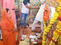 राजस्थान के इस मंदिर में 22 साल से जल रही वसुंधरा राजे की अखंड ज्योति, डेढ़ करोड़ की लागत से नए मंदिर का निर्माण शुरू राजस्थान के इस मंदिर में 22 साल से जल रही वसुंधरा राजे की अखंड ज्योति, डेढ़ करोड़ की लागत से नए मंदिर का निर्माण शुरू