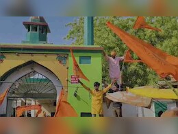 प्रयागराज: मजार पर भगवा झंडा फहराने वाले मनेंद्र सिंह को पुलिस ने हिरासत में लिया प्रयागराज: मजार पर भगवा झंडा फहराने वाले मनेंद्र सिंह को पुलिस ने हिरासत में लिया