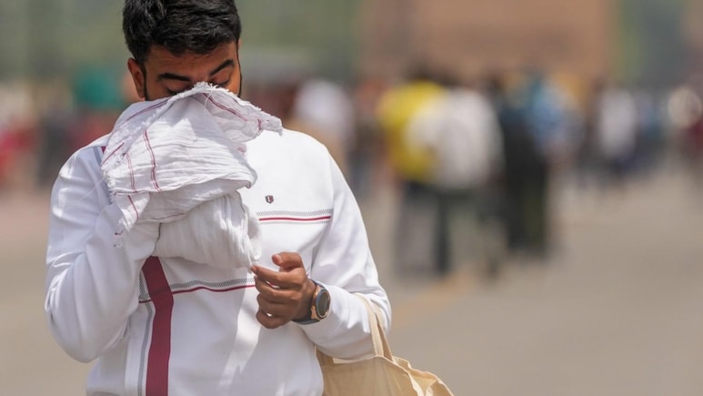 दिल्ली एनसीआर में उमस से बढ़ी लोगों की परेशानी, जानें क्या आज बारिश से मिलेगी राहत