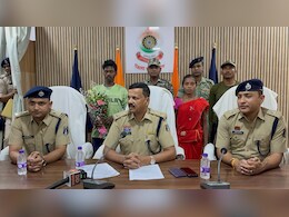 Anti Naxal Operation In Kabirdham : सात लाख के इनामी नक्सली दंपती ने किया सरेंडर, मुठभेड़ में बाल-बाल बची थी महिला की जान Anti Naxal Operation In Kabirdham : सात लाख के इनामी नक्सली दंपती ने किया सरेंडर, मुठभेड़ में बाल-बाल बची थी महिला की जान