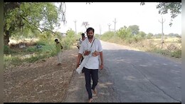 गले में चप्पलों की माला पहनकर 110 किमी पदयात्रा पर निकला शिक्षक, जानें क्या है वजह&nbsp;