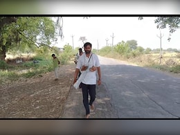 गले में चप्पलों की माला पहनकर 110 किमी पदयात्रा पर निकला शिक्षक, जानें क्या है वजह 