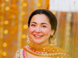 Hania Aamir Is A Stylish Bridesmaid In A White Embroidered <i>Kurta</i> Set Hania Aamir Is A Stylish Bridesmaid In A White Embroidered <i>Kurta</i> Set