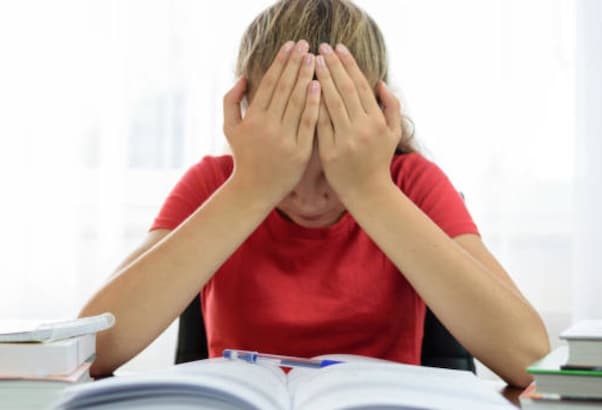 एग्जाम हॉल में घुसते ही भूल जाते हैं सब कुछ? बोर्ड परीक्षाओं से पहले जान लीजिए इस परेशानी का इलाज