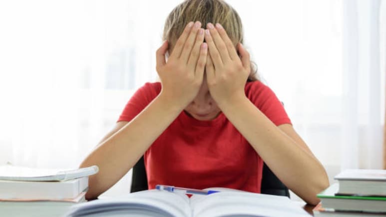 एग्जाम हॉल में घुसते ही भूल जाते हैं सब कुछ? बोर्ड परीक्षाओं से पहले जान लीजिए इस परेशानी का इलाज