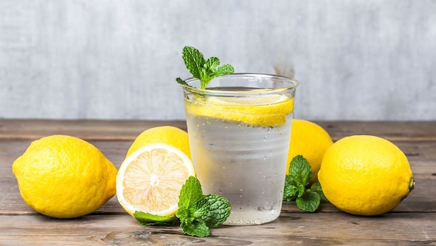 5 Amazing Benefits Of Drinking Lemon Water Every Morning For A Month