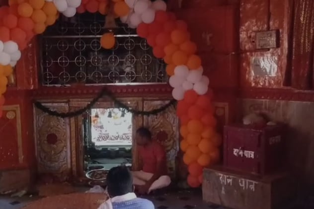 मंदिर में पूजा करते हुए पुजारी मंदिर में पूजा करते हुए पुजारी