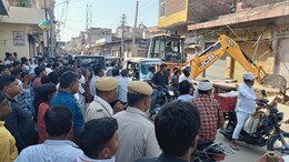 Bulldozer Action: अतिक्रमण के खिलाफ नगर परिषद का फिर चला बुलडोजर, कई पक्के निर्माण गिराए&nbsp;