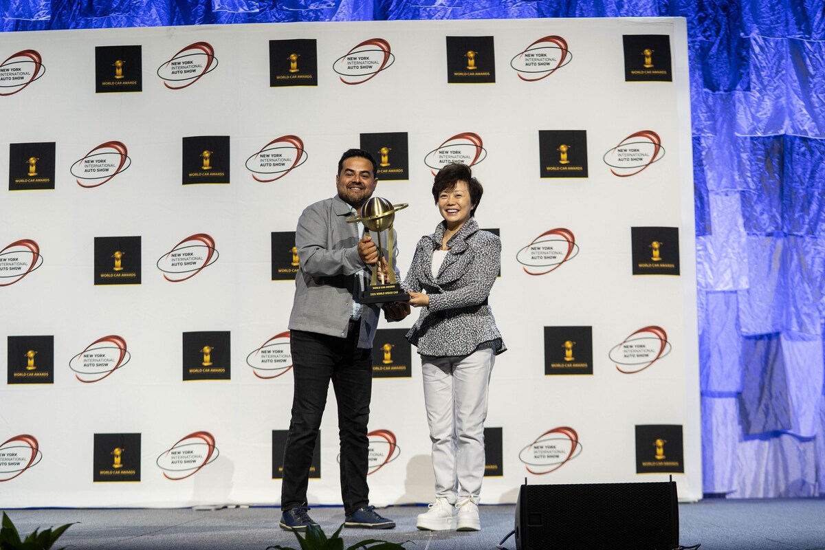 Stella Li, Executive VP, BYD, receiving the award from Carlos Sandoval of World Car Awards