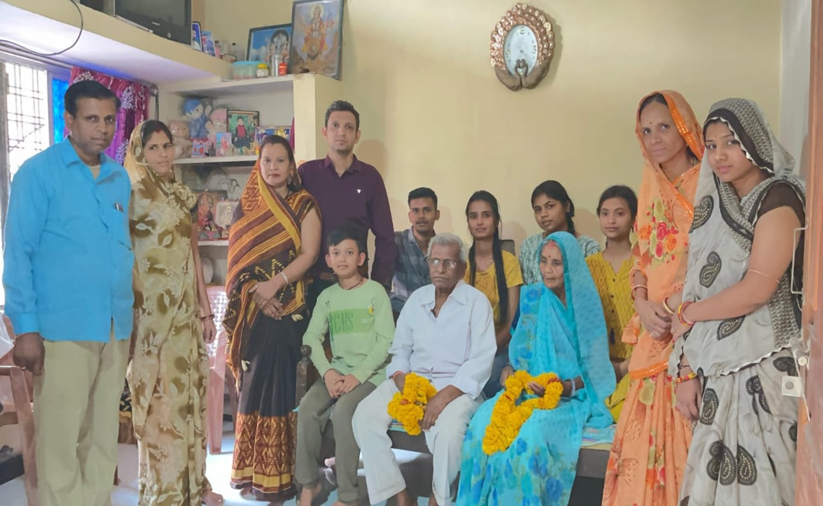 35 साल पहले ब्यावरा की महिला का प्रयागराज में कर दिया था पिंडदान, अब एक कॉल से घर में आ गई खुशियां