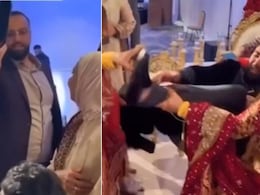 जूता चुराई की रस्म के दौरान दूल्हे ने दिखाया नखरा, तो सालियों ने स्टेज पर ही किया ऐसा हाल, देखकर हर लड़के को मिलेगा सबक जूता चुराई की रस्म के दौरान दूल्हे ने दिखाया नखरा, तो सालियों ने स्टेज पर ही किया ऐसा हाल, देखकर हर लड़के को मिलेगा सबक