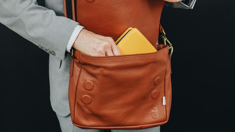 स्टाइल और कम्‍फर्ट का बेहतरीन कॉम्बिनेशन होते हैं Messenger Bag