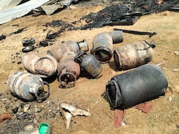 Rajasthan: कच्चे मकान में फटा LPG सिलेंडर, मची अफरातफरी... दूर-दूर तक फैले धुएं के गुब्बार Rajasthan: कच्चे मकान में फटा LPG सिलेंडर, मची अफरातफरी... दूर-दूर तक फैले धुएं के गुब्बार