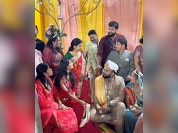 जूता चुराई की रस्म में ज्यादा पैसों की डिमांड कर रही थी सालियां, दोस्त की एक शायरी ने कर दी बोलती बंद जूता चुराई की रस्म में ज्यादा पैसों की डिमांड कर रही थी सालियां, दोस्त की एक शायरी ने कर दी बोलती बंद
