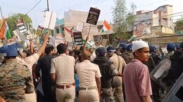 वक्फवरून बंगालमध्ये अभूतपूर्व हिंसाचार, घरांची तोडफोड-गाड्यांची जाळपोळ; पोलिसांच्या गाड्यांचा कोळसा झाला