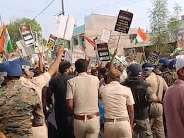 वक्फवरून बंगालमध्ये अभूतपूर्व हिंसाचार, घरांची तोडफोड-गाड्यांची जाळपोळ; पोलिसांच्या गाड्यांचा कोळसा झाला वक्फवरून बंगालमध्ये अभूतपूर्व हिंसाचार, घरांची तोडफोड-गाड्यांची जाळपोळ; पोलिसांच्या गाड्यांचा कोळसा झाला
