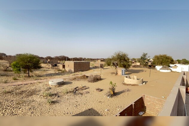 रेगिस्तान में बस है गांव रेगिस्तान में बस है गांव