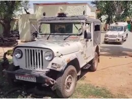 Rajasthan: अवैध खनन रोकने गई वन विभाग की टीम से मारपीट, वर्दी फाड़ी, ट्रैक्टर से टक्कर मारकर गाड़ी को तोड़ा, FIR दर्ज Rajasthan: अवैध खनन रोकने गई वन विभाग की टीम से मारपीट, वर्दी फाड़ी, ट्रैक्टर से टक्कर मारकर गाड़ी को तोड़ा, FIR दर्ज