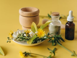 जानिए क्या होता है Kumkumadi Oil, कैसे कम करता है Hairfall, स्किन में निखार लाने के लिए कैसे करें इस्तेमाल जानिए क्या होता है Kumkumadi Oil, कैसे कम करता है Hairfall, स्किन में निखार लाने के लिए कैसे करें इस्तेमाल