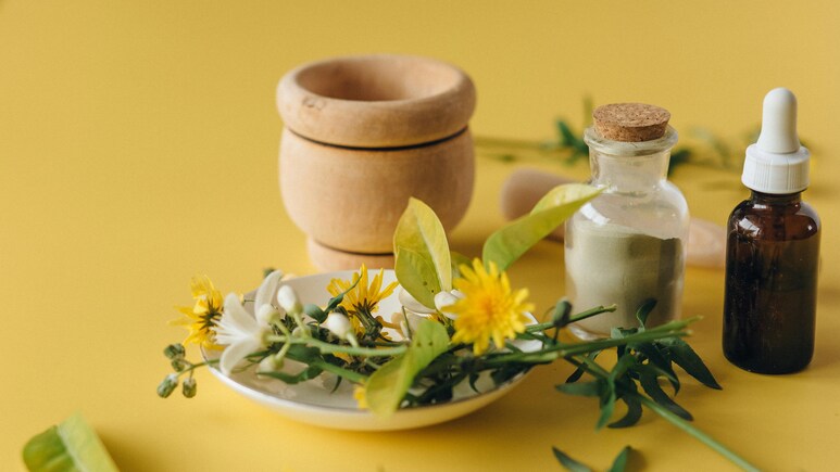 जानिए क्या होता है Kumkumadi Oil, कैसे कम करता है Hairfall, स्किन में निखार लाने के लिए कैसे करें इस्तेमाल जानिए क्या होता है Kumkumadi Oil, कैसे कम करता है Hairfall, स्किन में निखार लाने के लिए कैसे करें इस्तेमाल