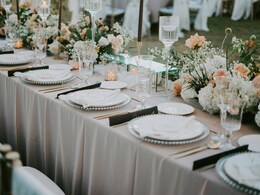 दुल्हन ने दोस्तों को शादी के डिनर पर किया इनवाइट, खत्म हुई पार्टी, तो हर एक से मांगे 15 हज़ार रुपये, वजह कर देगी हैरान