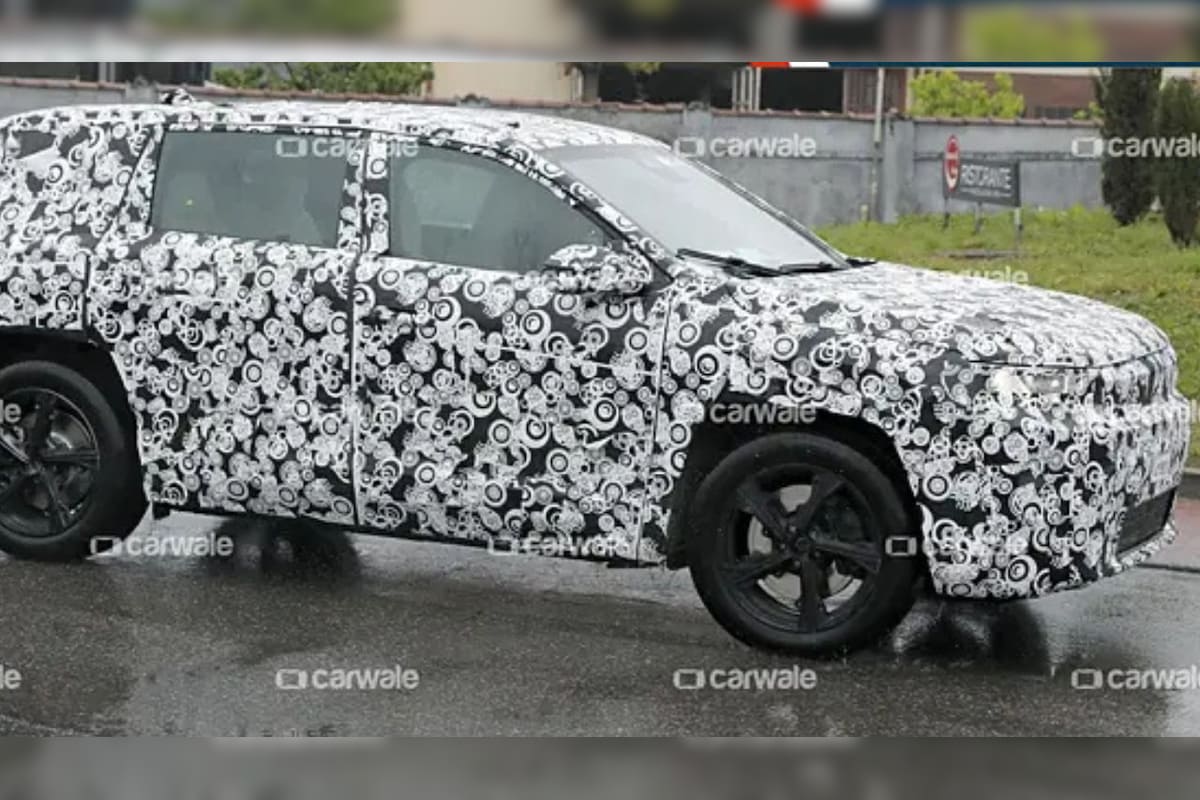 The third-gen Jeep Compass spotted testing on the European road briefly hints about the cars exterior The third-gen Jeep Compass spotted testing on the European road briefly hints about the cars exterior