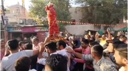 Bikaner Gangaur Festival: मां गणगौर की प्रतिमा को सिर पर रखकर लोगों ने लगाई दौड़, बीकानेर में दिखा अनूठी परंपरा का नजारा