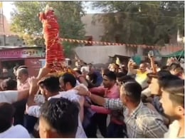 Bikaner Gangaur Festival: मां गणगौर की प्रतिमा को सिर पर रखकर लोगों ने लगाई दौड़, बीकानेर में दिखा अनूठी परंपरा का नजारा Bikaner Gangaur Festival: मां गणगौर की प्रतिमा को सिर पर रखकर लोगों ने लगाई दौड़, बीकानेर में दिखा अनूठी परंपरा का नजारा