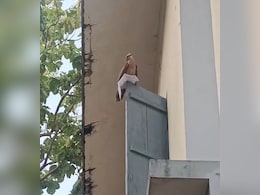 परीक्षा देने पहुंचे युवक का एडमिट कार्ड दबोचकर ले उड़ी चील, वापस लेने की बहुत की गई कोशिश, Video में देखें आगे क्या हुआ ? परीक्षा देने पहुंचे युवक का एडमिट कार्ड दबोचकर ले उड़ी चील, वापस लेने की बहुत की गई कोशिश, Video में देखें आगे क्या हुआ ?