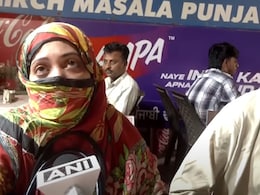 अपना घर-बार छोड़कर कौन  जाएगा...भारत छोड़ते हुए भावुक हुईं पाकिस्तानी महिलाएं अपना घर-बार छोड़कर कौन  जाएगा...भारत छोड़ते हुए भावुक हुईं पाकिस्तानी महिलाएं