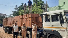Rajasthan: खनन माफियाओं का नया तरीका, ट्रेलर में नीचे चंबल बजरी ऊपर डाल दी गिट्टी; 2 गिरफ्तार&nbsp;