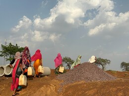 गजब का अंजोरा ढाबा गांव: पानी के लिए भूख हड़ताल पर बैठे पुरुष, पौधों की प्यास बुझाने में जुटी महिलाएं ! गजब का अंजोरा ढाबा गांव: पानी के लिए भूख हड़ताल पर बैठे पुरुष, पौधों की प्यास बुझाने में जुटी महिलाएं !