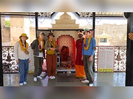 इंग्लैंड से निवाड़ी आकर ओरछा में विदेशी पर्यटक ने ऐसे मनाया अपना जन्मदिन, कहा- ये अविस्मरणीय पल