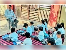 Rajasthan: विद्यालय में बैठने की व्यवस्था अधूरी, विद्यार्थी खुले आसमान के नीचे पढ़ाई करने को मजबूर